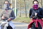 девушки на карантине бегут в масках